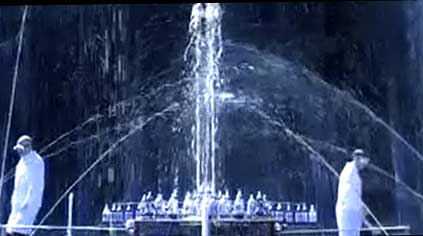 MadScientists1: Mad scientists use Mentos to set off geysers of Diet Coke